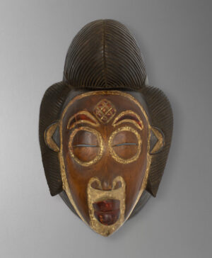 front view of okuyi mask from gabon