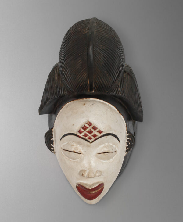 front view of okuyi mask from gabon