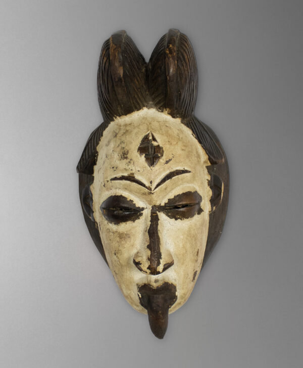 front view of okuyi mask from gabon